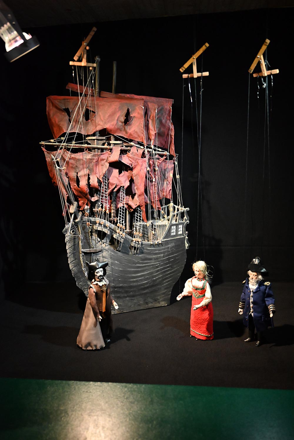 Das Geisterschiff aus unserer Inszenierung „Der Fliegende Holländer“ kann bis September 2025 im Museum der Augsburger Puppenkiste bewundert werden.